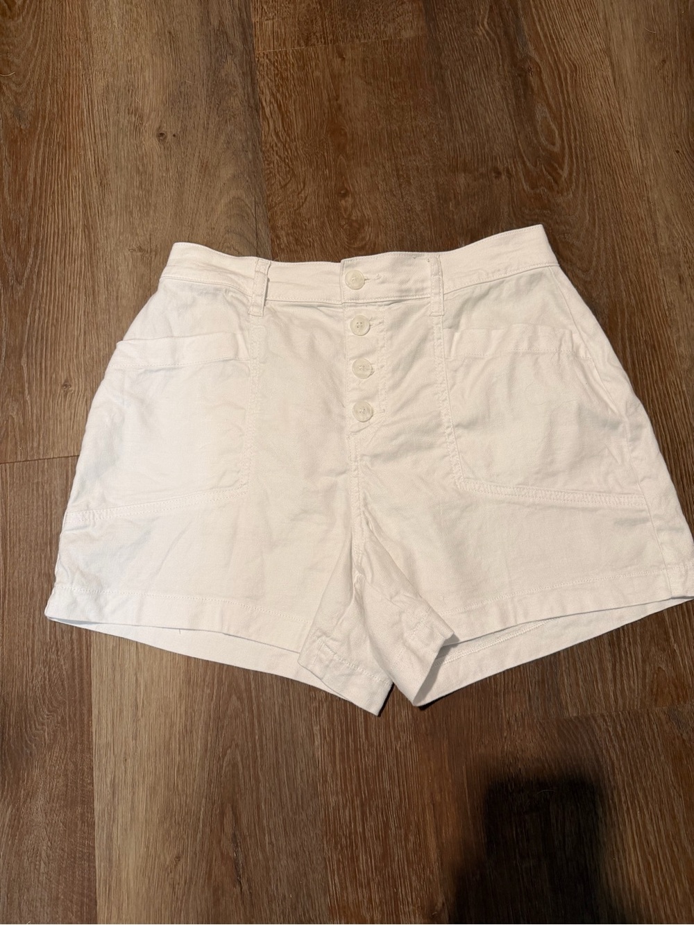 Evereve White High-Waist Button-Front Shorts